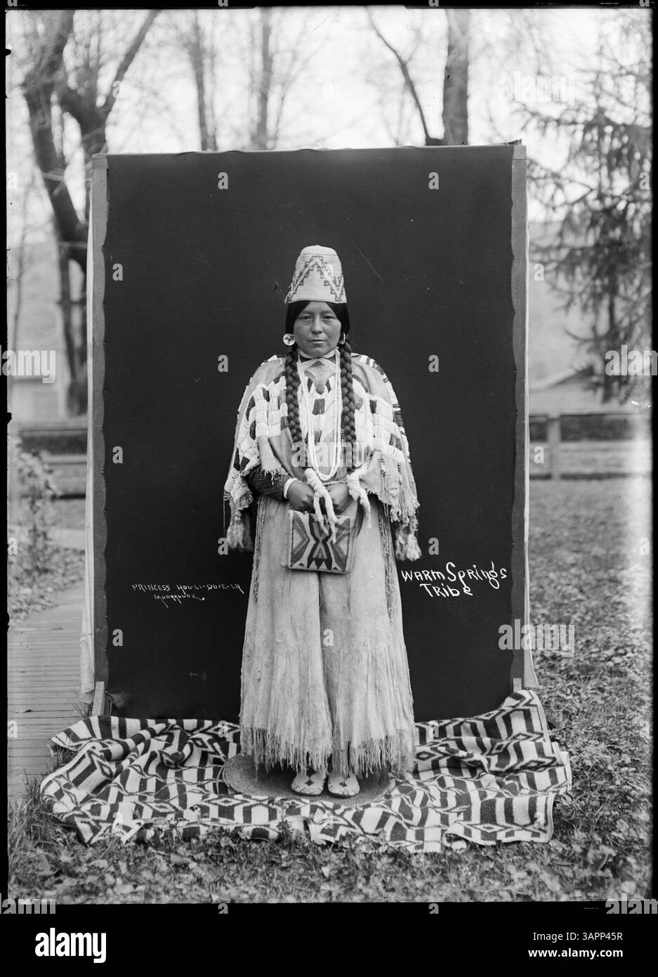 Fotografia di Lee Moorhouse che mostra la principessa Hol-li-qui-la della tribù Warm Springs, parte della sua collezione fotografica che documenta gli individui nativi americani. Foto Stock