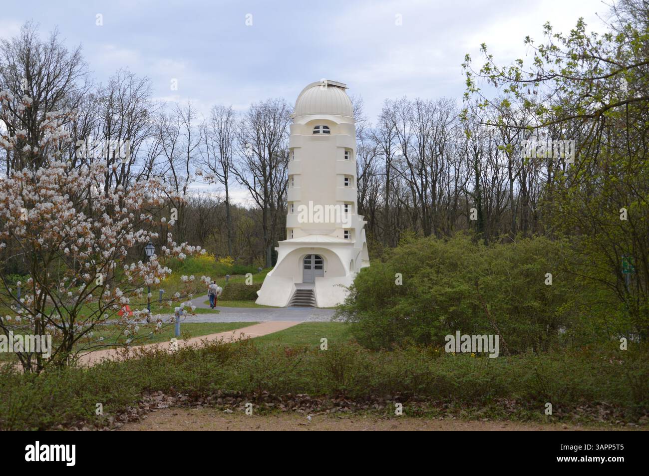 Berlino, Germania - 13 aprile 2025 - la Torre di Einstein (Einstein) a Potsdam. La torre fu costruita dall'architetto Erich Mendelsohn nel 1924. (Foto di Markku Rainer Peltonen) Foto Stock