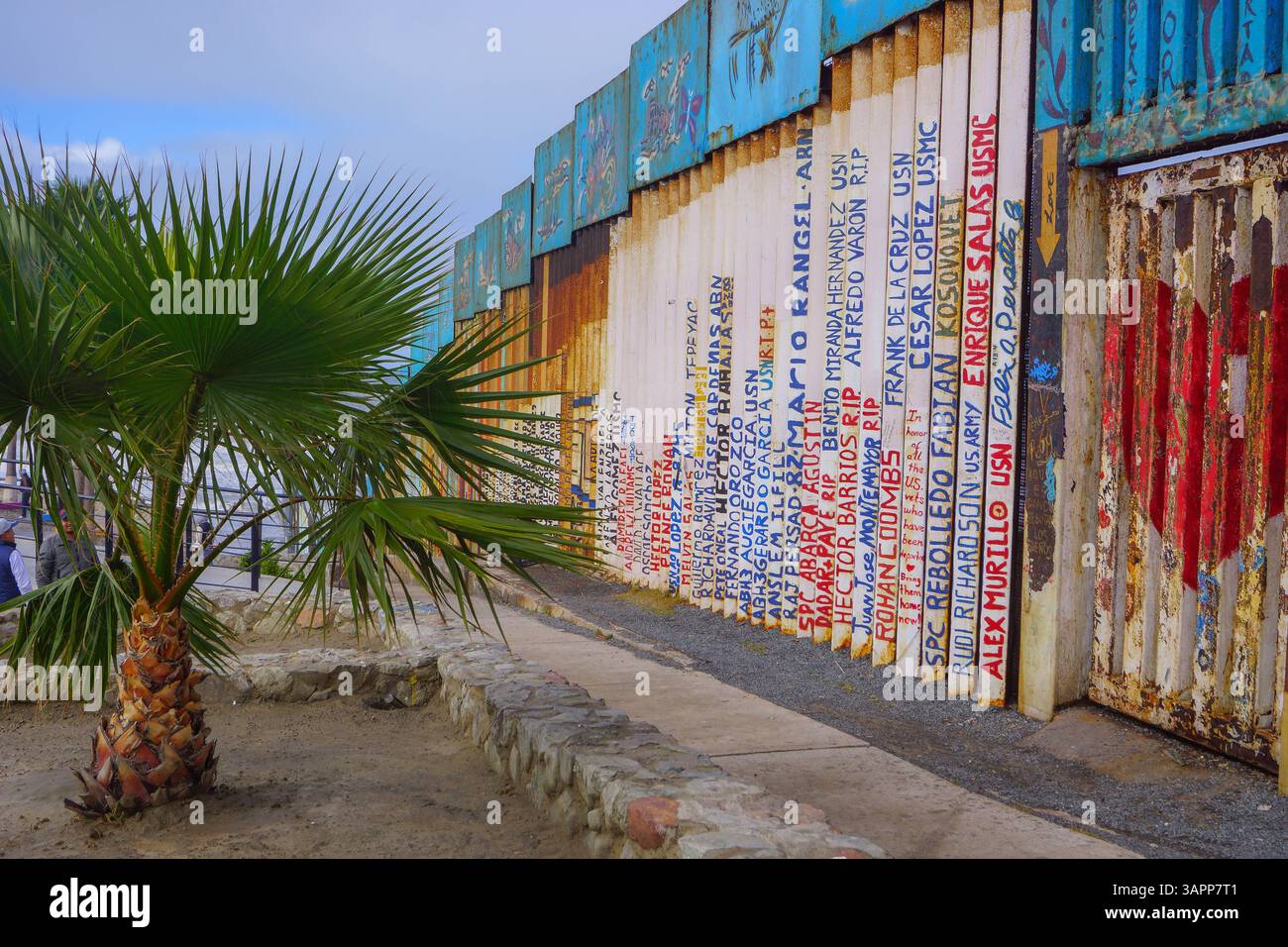 I testi e i murales sul confine tra Stati Uniti e Messico (Friendship Park) nella città messicana di Tijuana. Foto Stock