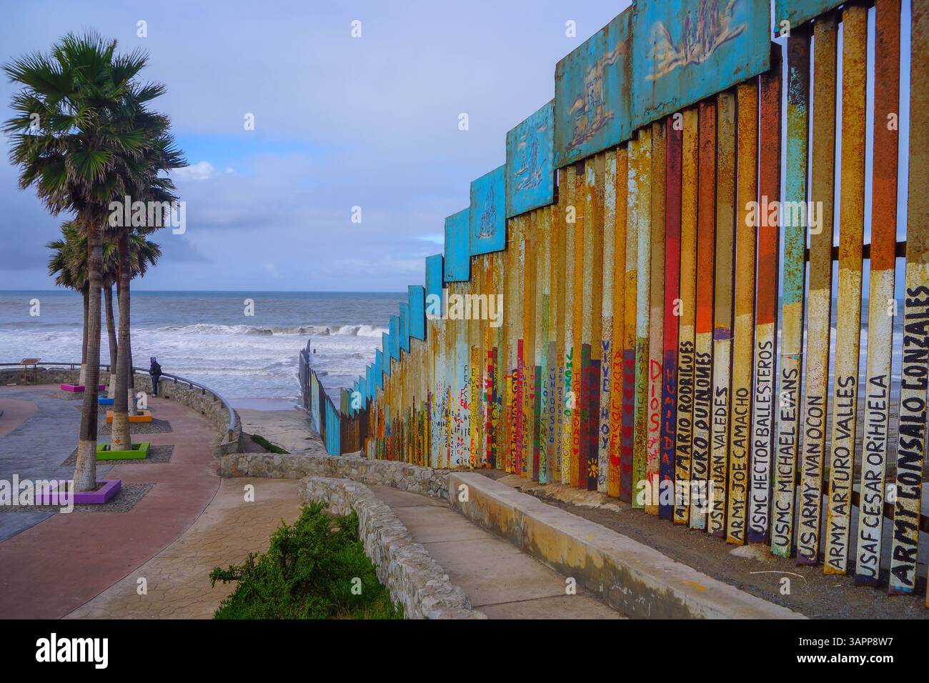 I testi e i murales sul confine tra Stati Uniti e Messico (Friendship Park) nella città messicana di Tijuana. Foto Stock