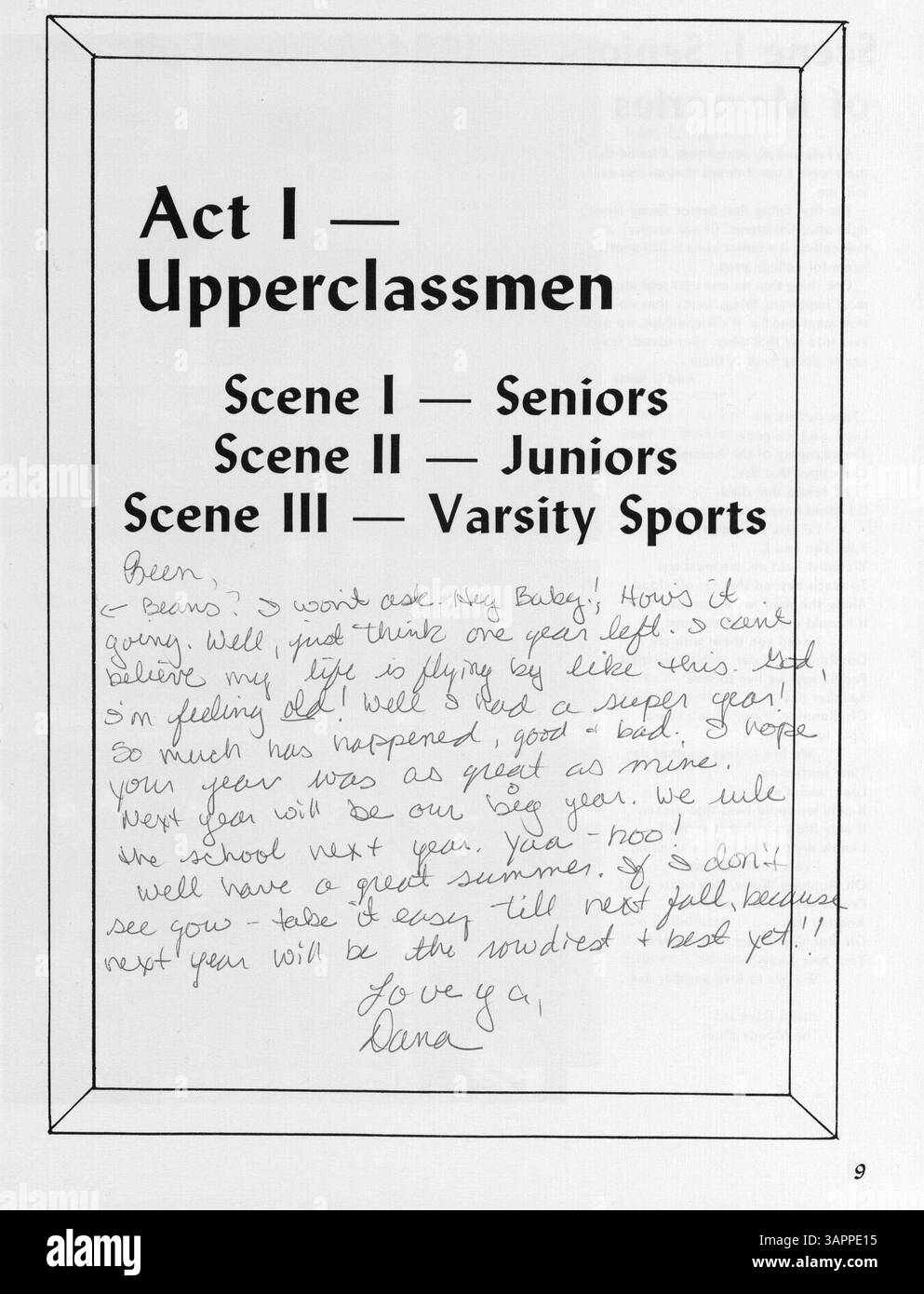 L'Academy of Holy Angels Yearbook 1984, intitolato "Angelus 1984: Center Stage", evidenzia l'anno scolastico 1983-1984 con resoconti dettagliati di studenti, docenti, club ed eventi sportivi. Serve come documentazione delle attività accademiche ed extracurriculari dell'anno. Foto Stock