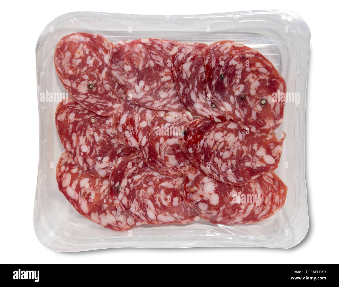 Fette di salame sigillate in un vassoio di plastica trasparente per la vendita, isolate su bianco con percorso di ritaglio incluso Foto Stock