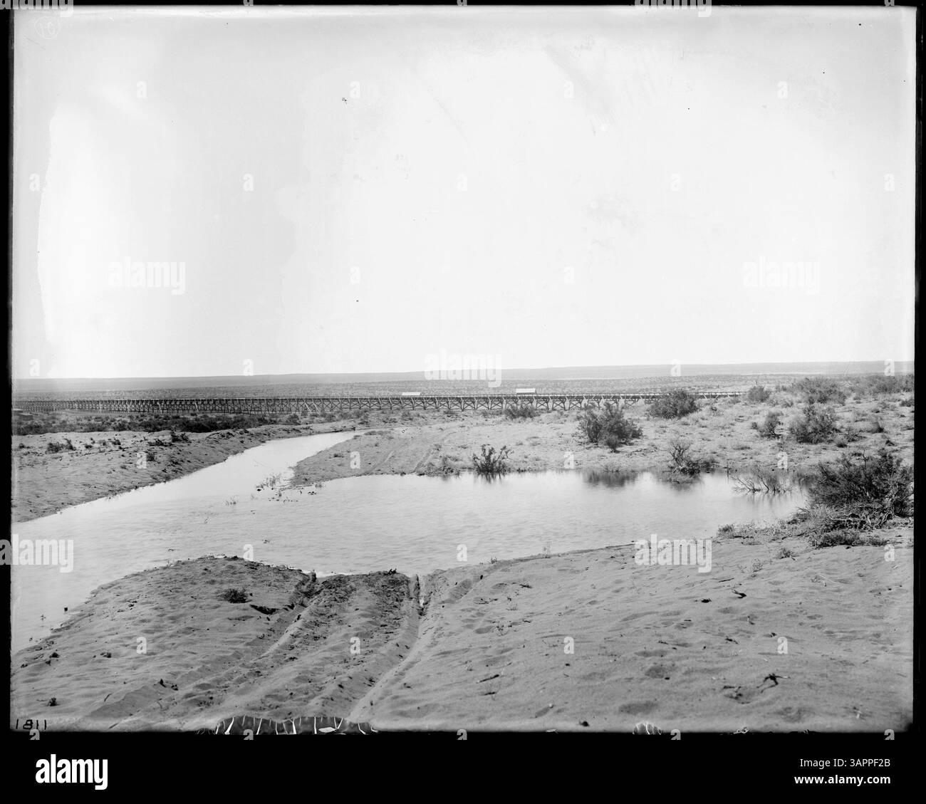La fotografia mostra una diga di irrigazione, un canale e dei versamenti sul fiume Umatilla vicino a Pendleton, evidenziando le infrastrutture di gestione delle acque dei primi anni del XX secolo. Foto Stock