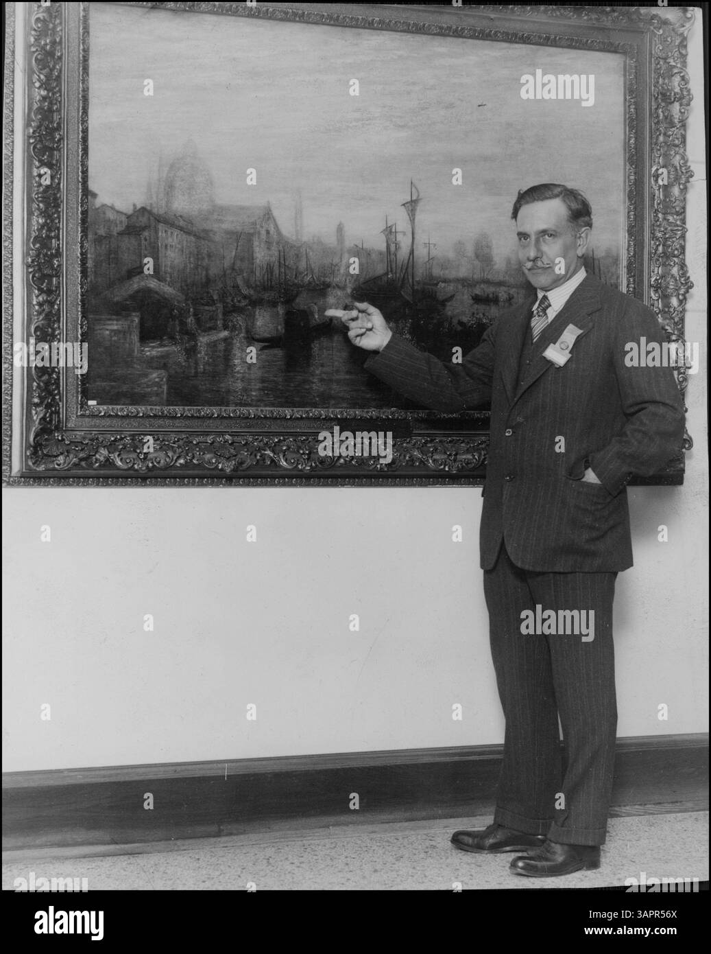 Il Dr. Cupertino del campo, direttore del Museo naturale di Belle Arti di Buenos Aires, discute un dipinto di Joseph Mallord William Turner di Venezia alla Walker Art Gallery. Foto Stock