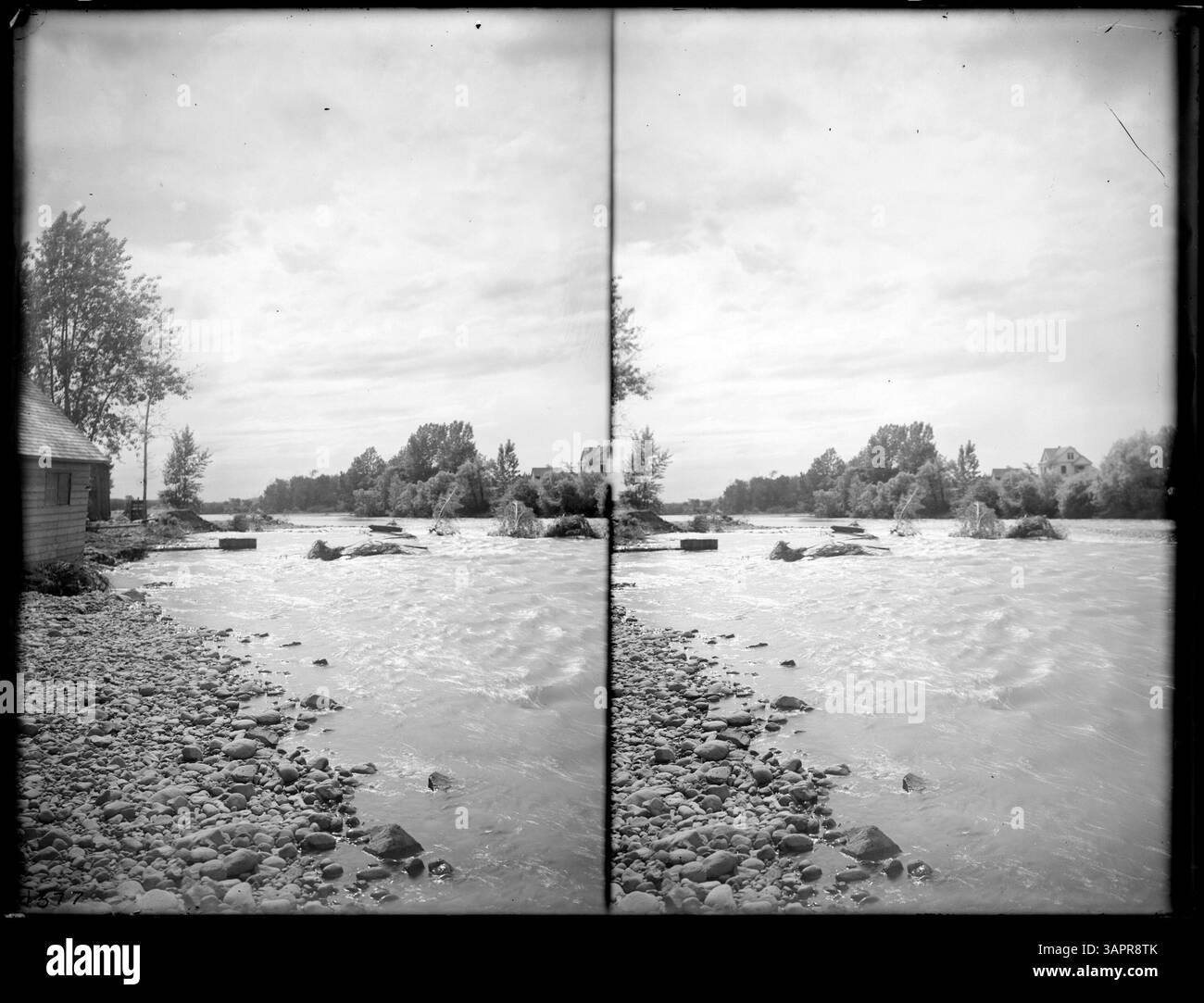 Fotografia di Lee Moorhouse che mostra scene di rottami e recuperi in seguito all'inondazione del fiume Umatilla a Pendleton. L'immagine cattura i danni e gli sforzi di recupero. Foto Stock