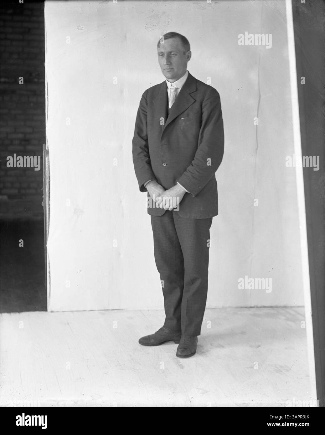 Il signor Hunter ha lavorato come parte del personale del reparto riparazioni. Il suo nome non è registrato, ma viene catturato in un ritratto. Foto Stock