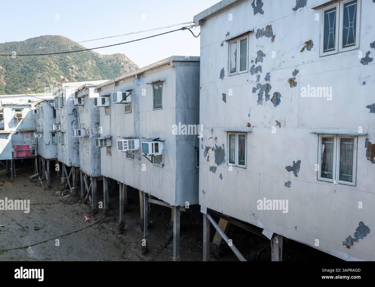 Hong Kong. Cina- 02.27.2025. Le case dei villaggi di pescatori di Tai o sono costruite sul canale di marea con caratteristiche architettoniche locali. Foto Stock