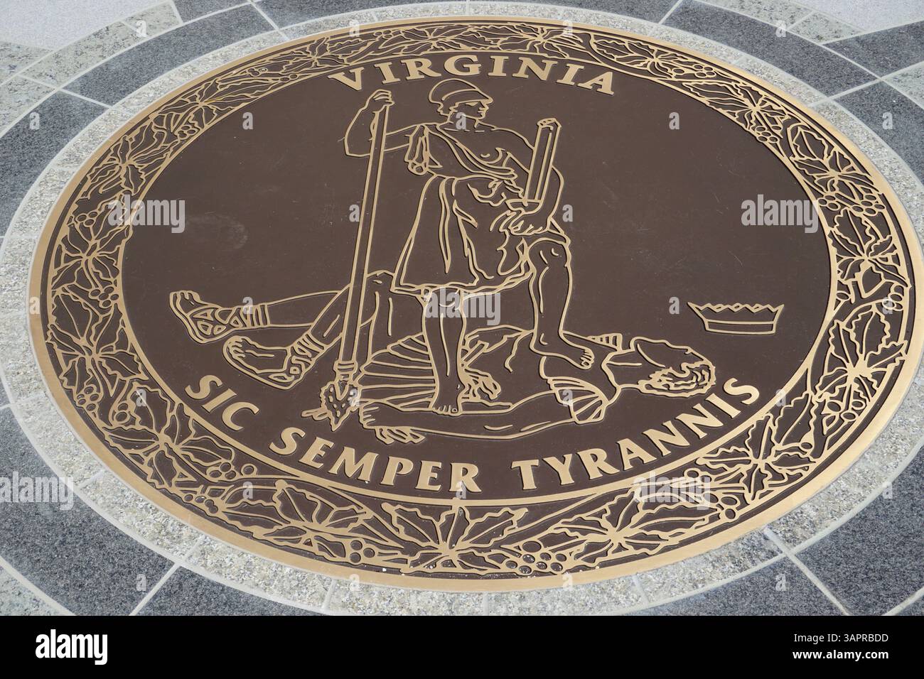 "SIC Semper Tyrannis" legge lo stemma dorato del Commonwealth della Virginia sul pavimento del campidoglio della Virginia a Richmond. Foto Stock