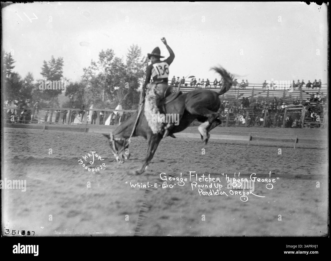 Fotografia della collezione Lee Moorhouse che mostra George Fletcher sul cavallo Whirligig. Foto Stock