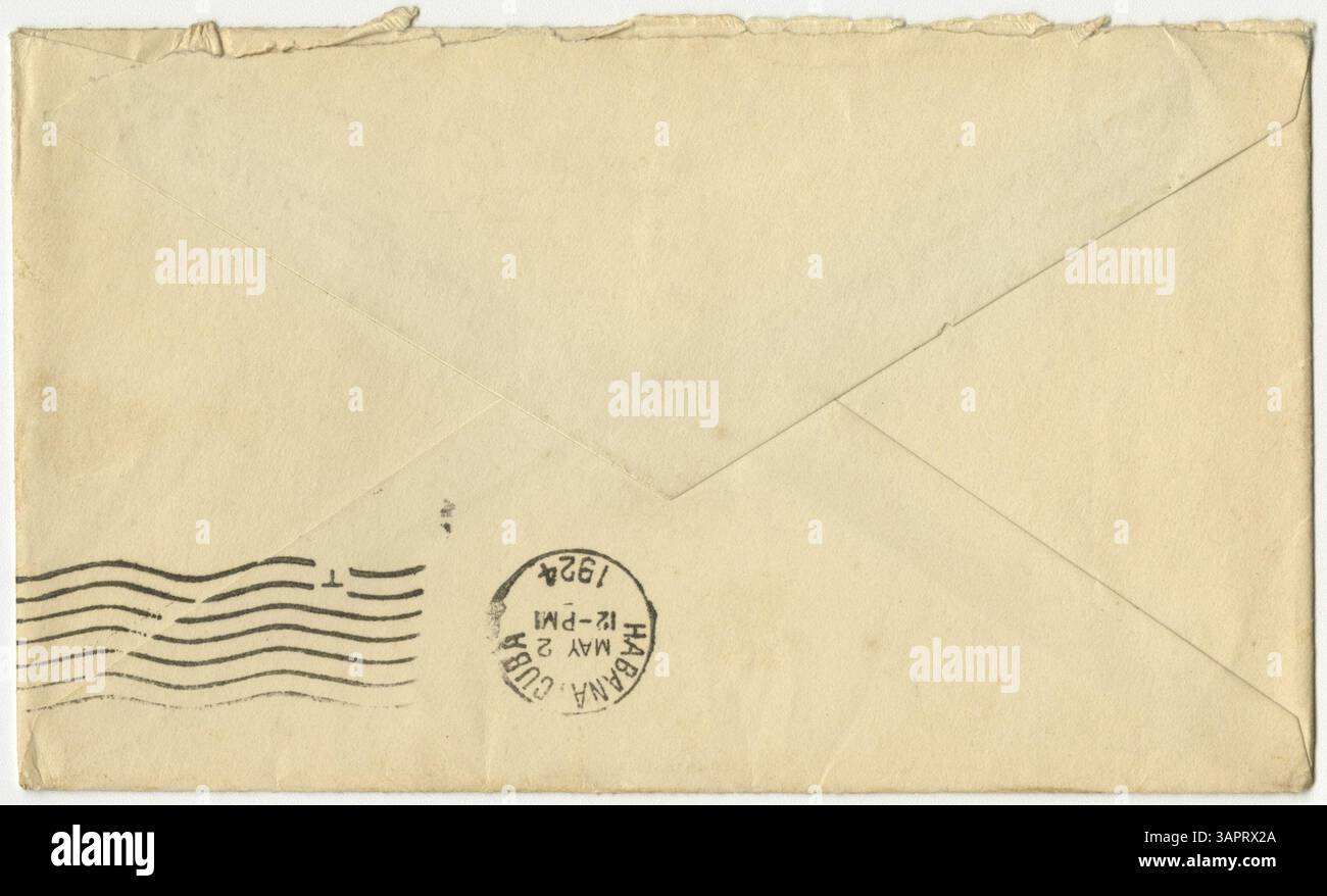 Una lettera di Sara Teasdale Filsinger a Ernst Filsinger, inviata da New York. Scrive di pranzo con Zoë Akins, della morte dell'attrice Eleanora Duse e dello sciopero. Sara esprime la sua speranza per un ritorno sicuro e condivide altre questioni personali. La lettera è firmata e include una busta. Foto Stock