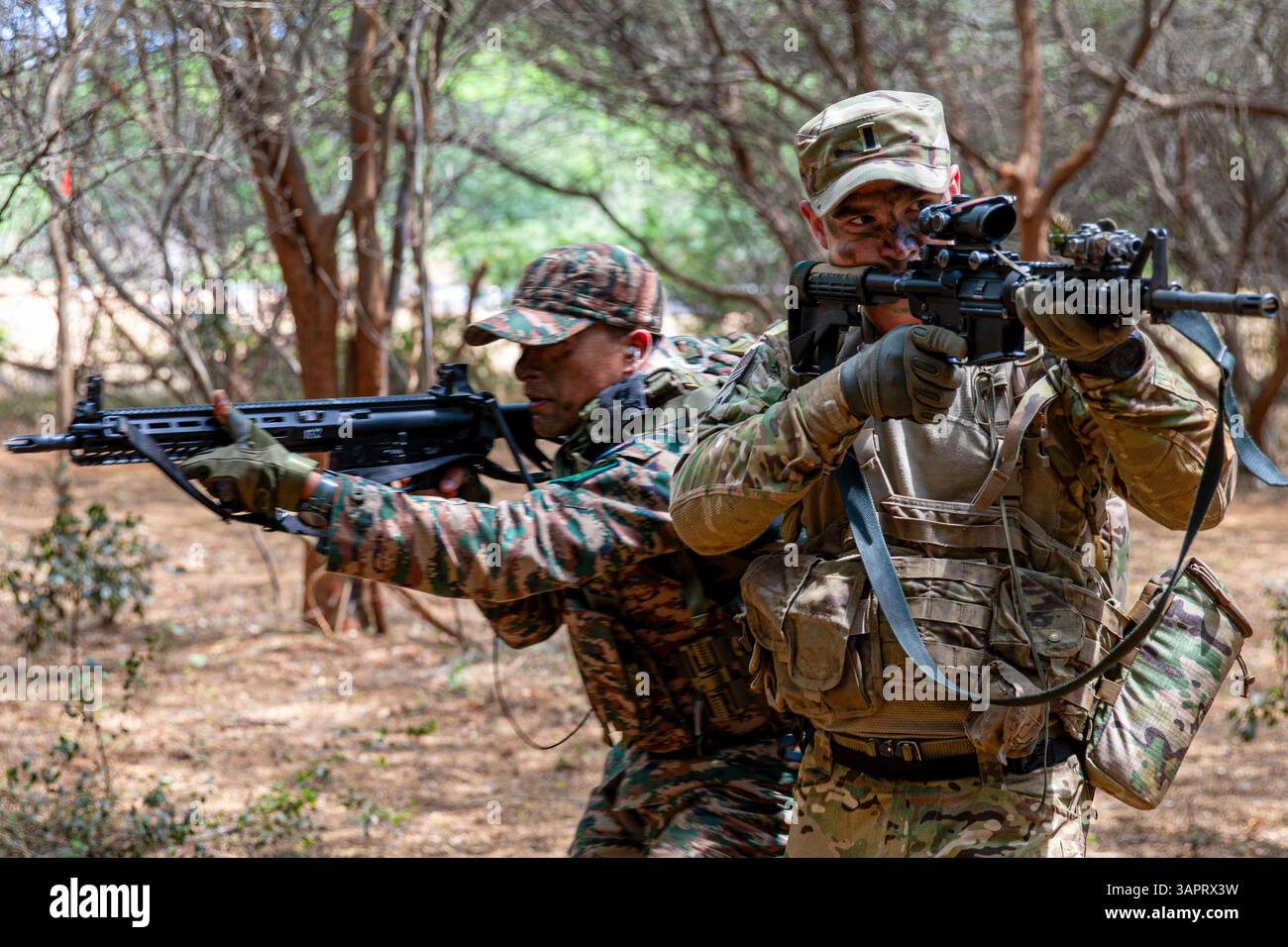 Visakhapatnam, Andhra Pradesh, India. 3 aprile 2025. Un soldato assegnato alla Bayonet Company, 1st Battalion, 5th Infantry Regiment, 1st Infantry Brigade Combat Team, 11th Airborne Division, fornisce copertura per un soldato dell'esercito indiano, sotto il comando del colonnello Yash Agrawal, assegnato al 4/8 Gurkha Rifles Infantry Battalion, 91st Infantry Brigade, durante l'esercitazione Tiger Triumph vicino a Visakhapatnam, India, 2025. Tiger Triumph è un'esercitazione congiunta e combinata tra Stati Uniti e India incentrata sull'assistenza umanitaria e sulla prontezza e l'interoperabilità della risposta alle catastrofi. Tiger Triumph abilita gli Stati Uniti e io Foto Stock