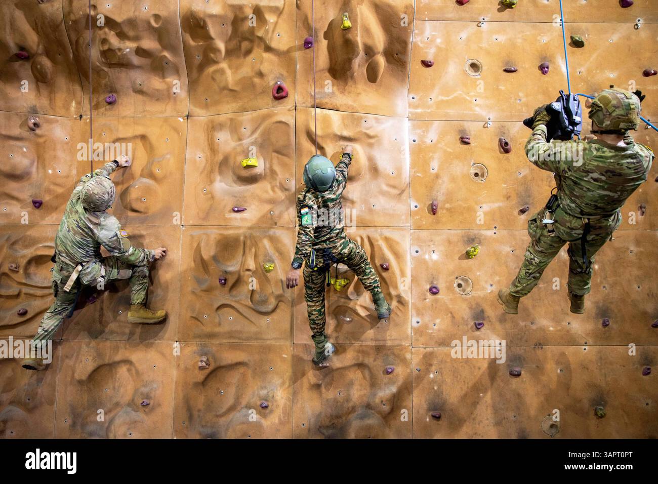 Visakhapatnam, Andhra Pradesh, India. 5 aprile 2025. Soldati dell'esercito degli Stati Uniti assegnati alla Bayonet Company, 1st Battalion, 5th Infantry Regiment, 1st Infantry Brigade Combat Team, 11th Airborne Division e soldati dell'esercito indiano, sotto il comando del colonnello Yash Agrawal e assegnati al 4/8 Gurkha Rifles Infantry Battalion, 91st Infantry Brigade scalano un muro di roccia durante l'esercitazione Tiger Triumph vicino a Visakhapatnam, India, aprile 2025. Tiger Triumph è un'esercitazione congiunta e combinata tra Stati Uniti e India incentrata sull'assistenza umanitaria, sulla prontezza di risposta alle catastrofi e sull'interoperabilità. L'esercizio consente Foto Stock