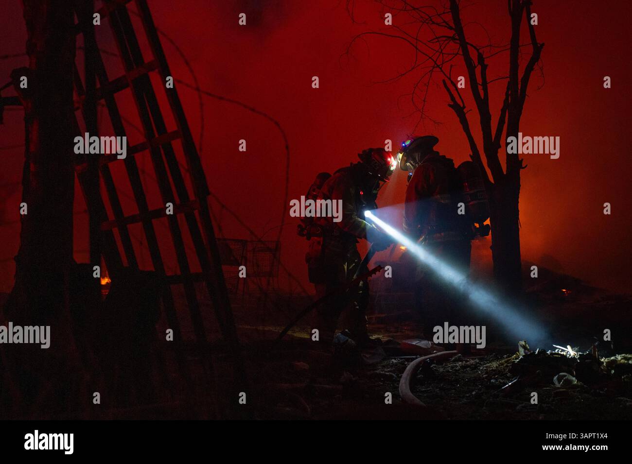 Rosamond, California, Stati Uniti. 9 aprile 2025. I vigili del fuoco del 812th Civil Engineer Squadron, 412th test Wing, fuori dalla Edwards Air Force base, California, risposero ad una richiesta di mutuo aiuto fuori base alla vicina Rosamond. All'arrivo, Edwards Fire and Emergency Services ha lavorato con i vigili del fuoco della contea di Kern per spegnere le fiamme e prevenire ulteriori danni alle proprietà private nelle vicinanze. (Immagine di credito: © Kyle Brasier/U.S. Air Force/ZUMA Press Wire) SOLO PER USO EDITORIALE! Non per USO commerciale! Foto Stock