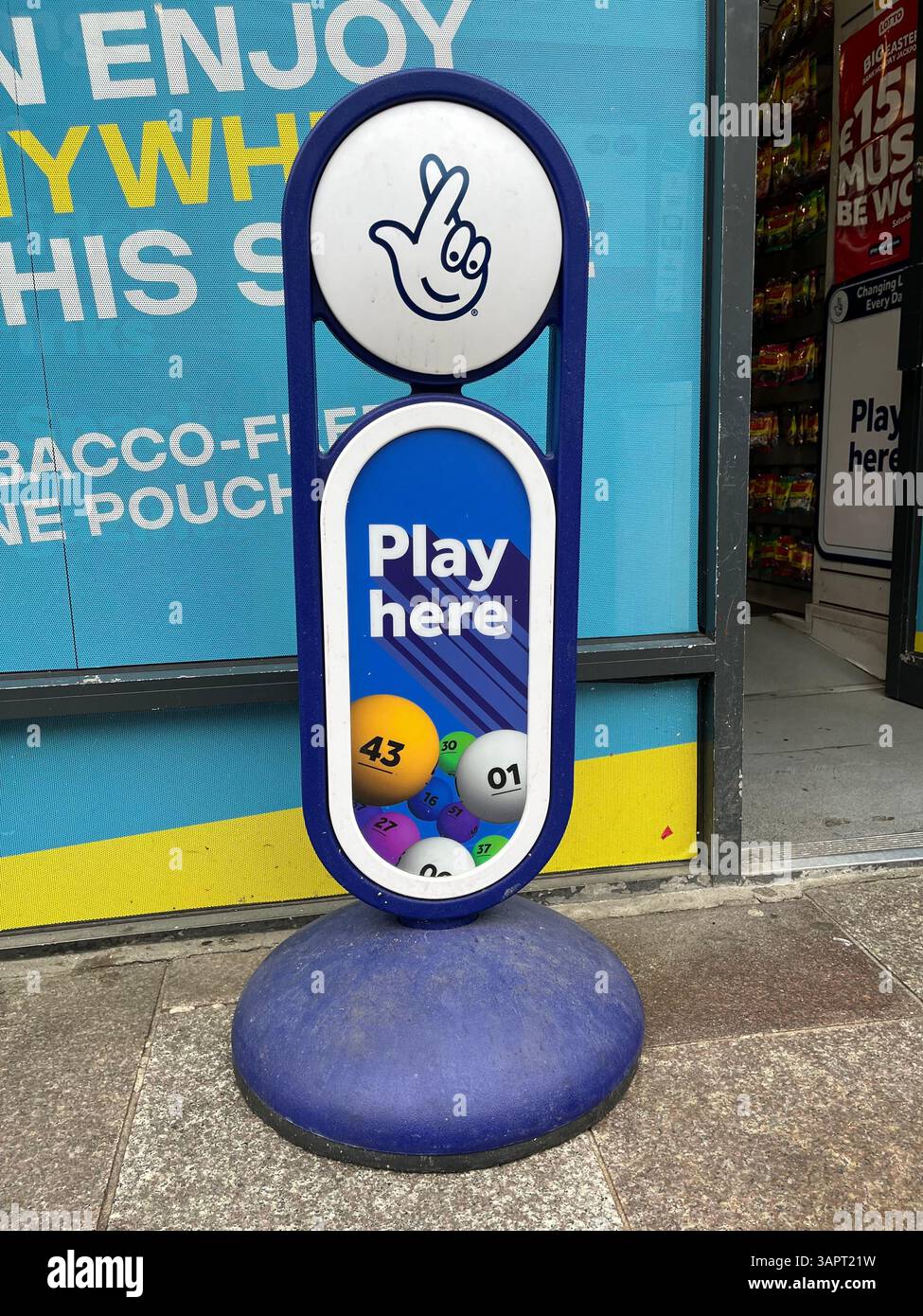 National Lottery Sign fuori da un newsagent a Cardiff, Galles, Regno Unito. 12 aprile 2025. - Immagine stock catturata con smartphone