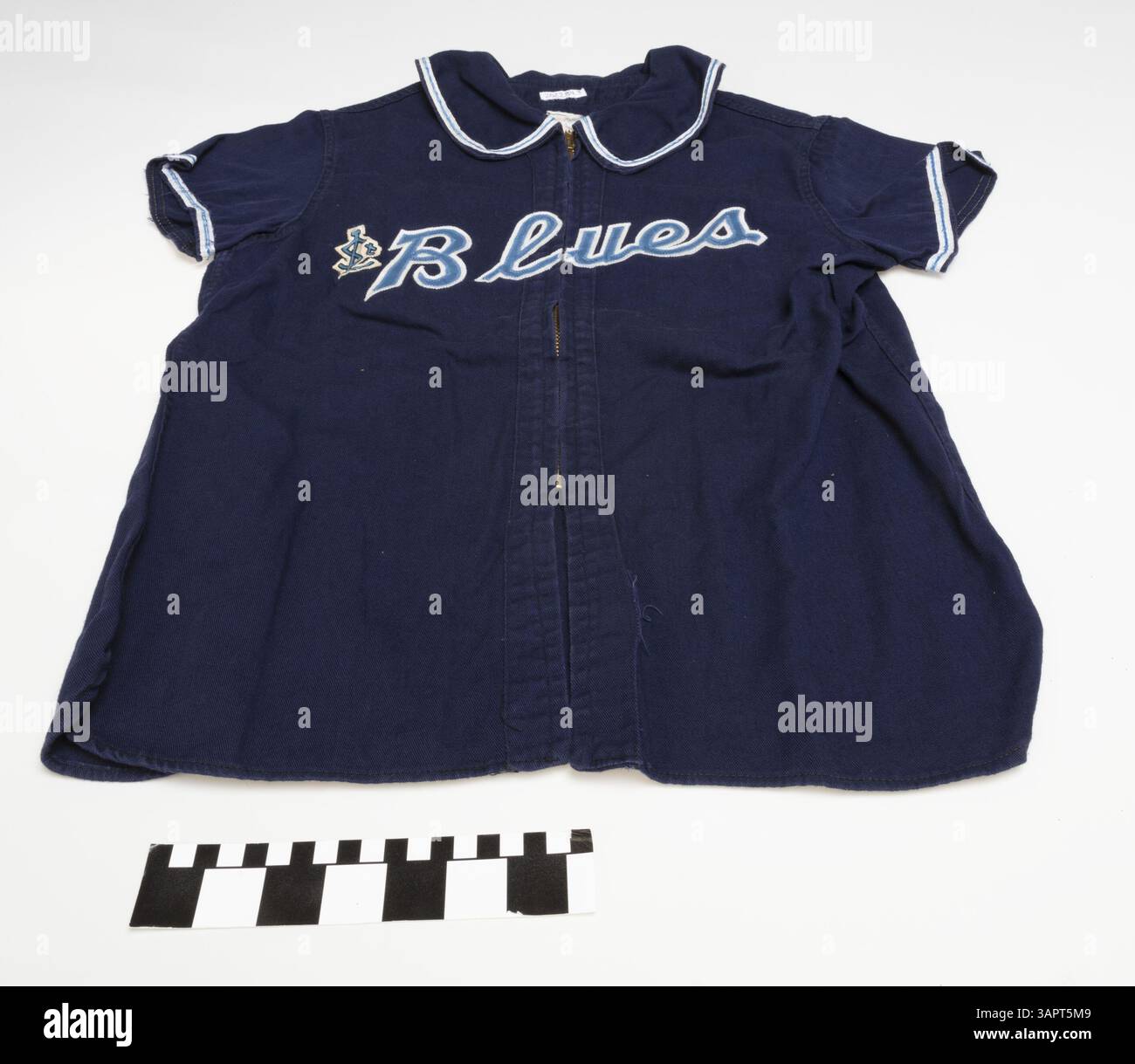 La maglia blu scuro dei St. Louis Blues di Betty Woods, un pezzo significativo di storia dello sport, è conservata dalla Missouri Historical Society. Woods era un giocatore di softball per tutta la vita e proprietario del Betty's California Bar a St. Louis. Foto Stock