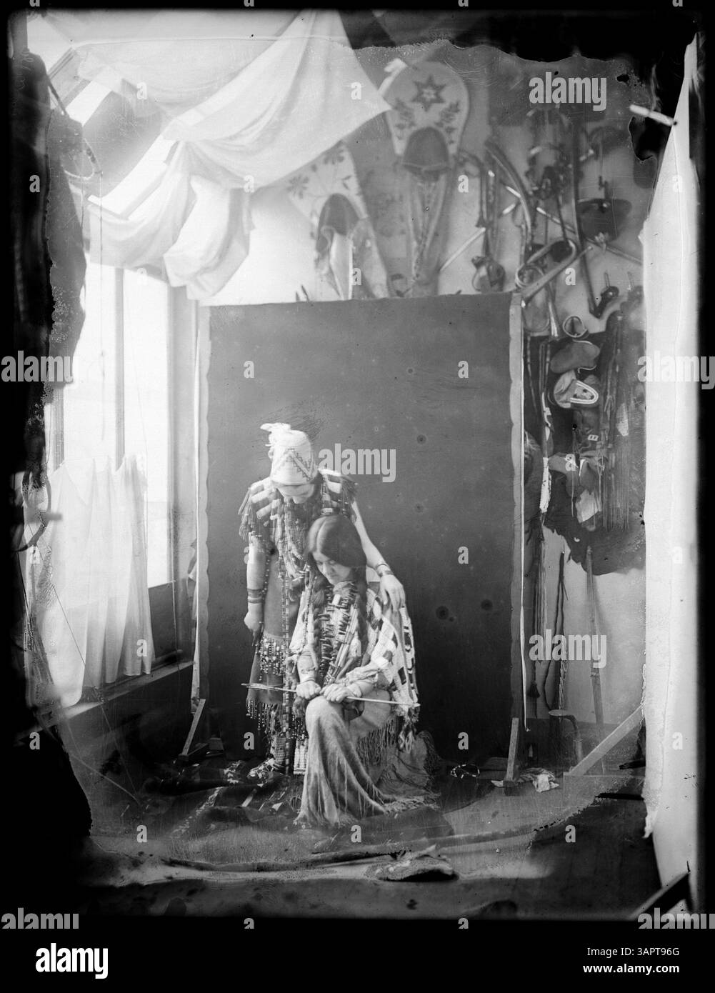 La collezione *PH036 6202 Lee Moorhouse Photographs* include immagini di regalisi indiani e manufatti, ospitati presso le biblioteche dell'Università dell'Oregon. La collezione mostra la storia culturale e l'artigianato indigeni. Foto Stock