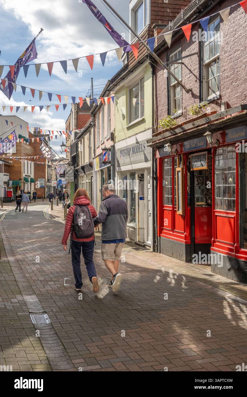 People Walking on High Street Cowes Isle of Wight, Una strada pedonale di negozi, ristoranti ed edifici storici Foto Stock