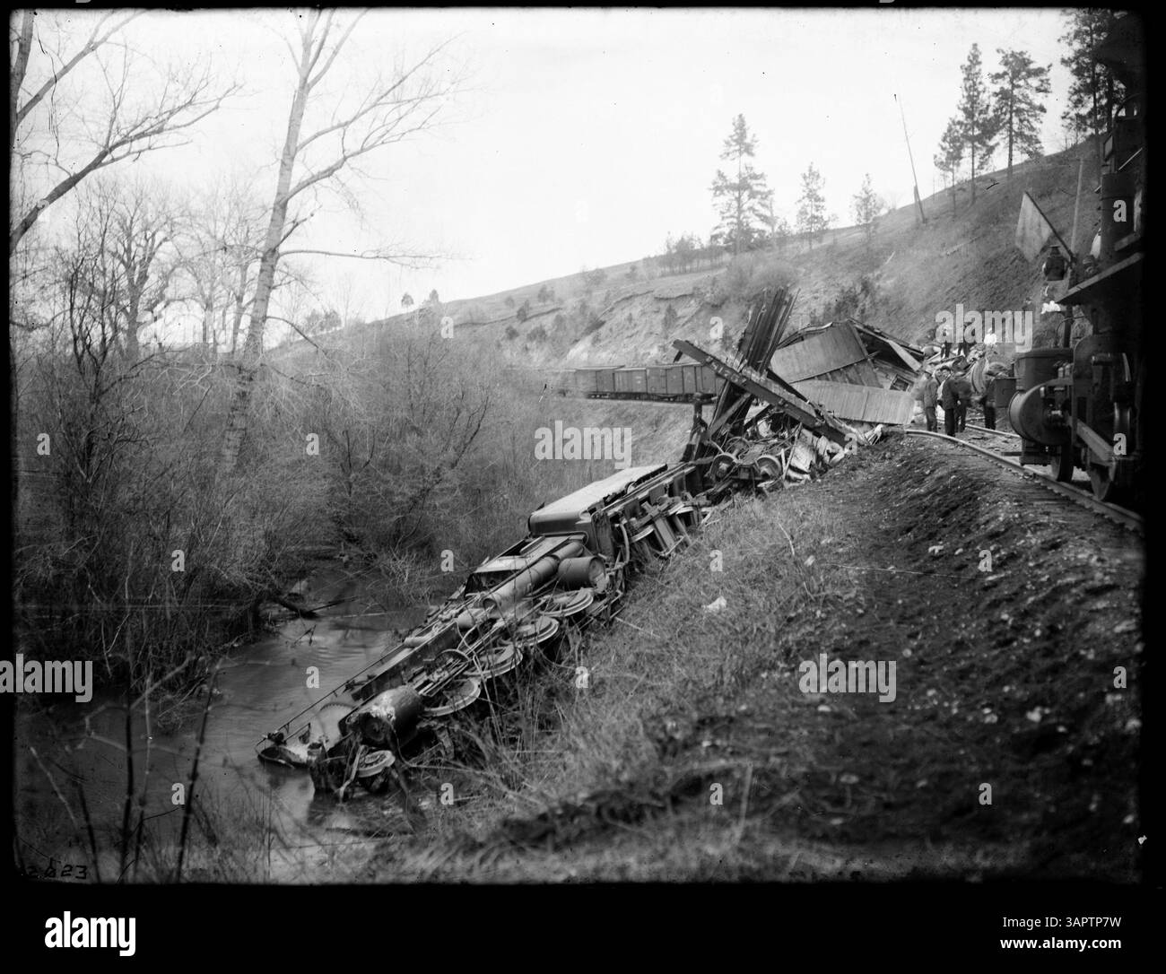 Questa fotografia, parte della collezione Lee Moorhouse, raffigura il relitto del motore n. 215 della O.R.N. vicino a Cayuse, Oregon. Include le scene di un equipaggio e di una gru che lavorano sul sito, documentando le conseguenze dell'incidente. Foto Stock