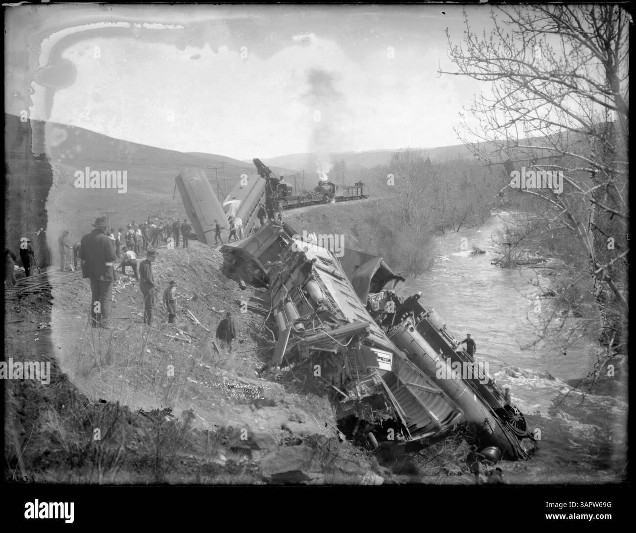 Questa fotografia mostra il relitto del motore n.. 215 nei pressi di Cayuse, Oregon, con un equipaggio e una gru in azione. Un'immagine storica che documenta gli incidenti ferroviari. Foto Stock