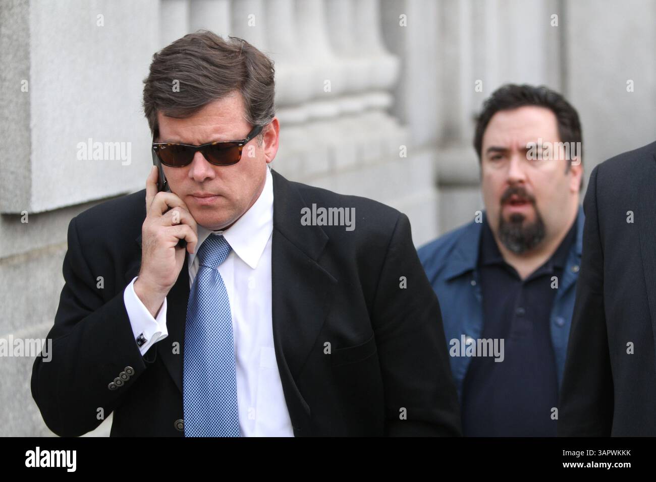 6 aprile 2011 - Indianapolis, Indiana, Stati Uniti - l'affondato uomo d'affari di Indianapolis TIM DURHAM (a sinistra) esce dal tribunale federale affiancato dalla sicurezza e dal Marshall statunitense JOHN PAPPAS (a destra) dopo un'apparizione alla corte federale. (Immagine di credito: © Michelle Pemberton/The Star/ZUMAPRESS.com) Foto Stock