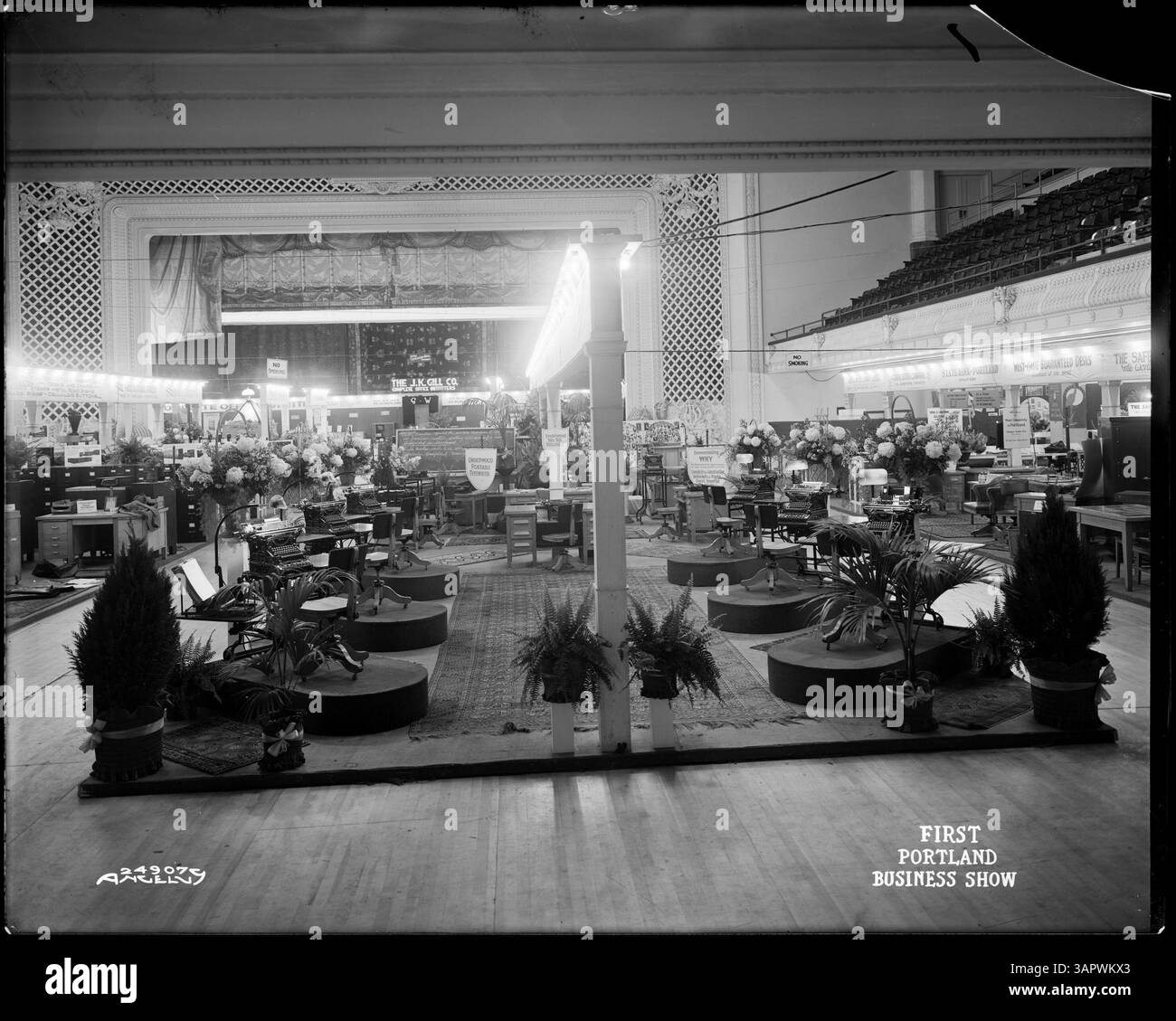 Questa immagine raffigura la Underwood Typewriter, presentata al primo Portland Business Show, che riflette i progressi tecnologici dei primi anni del XX secolo. Foto Stock