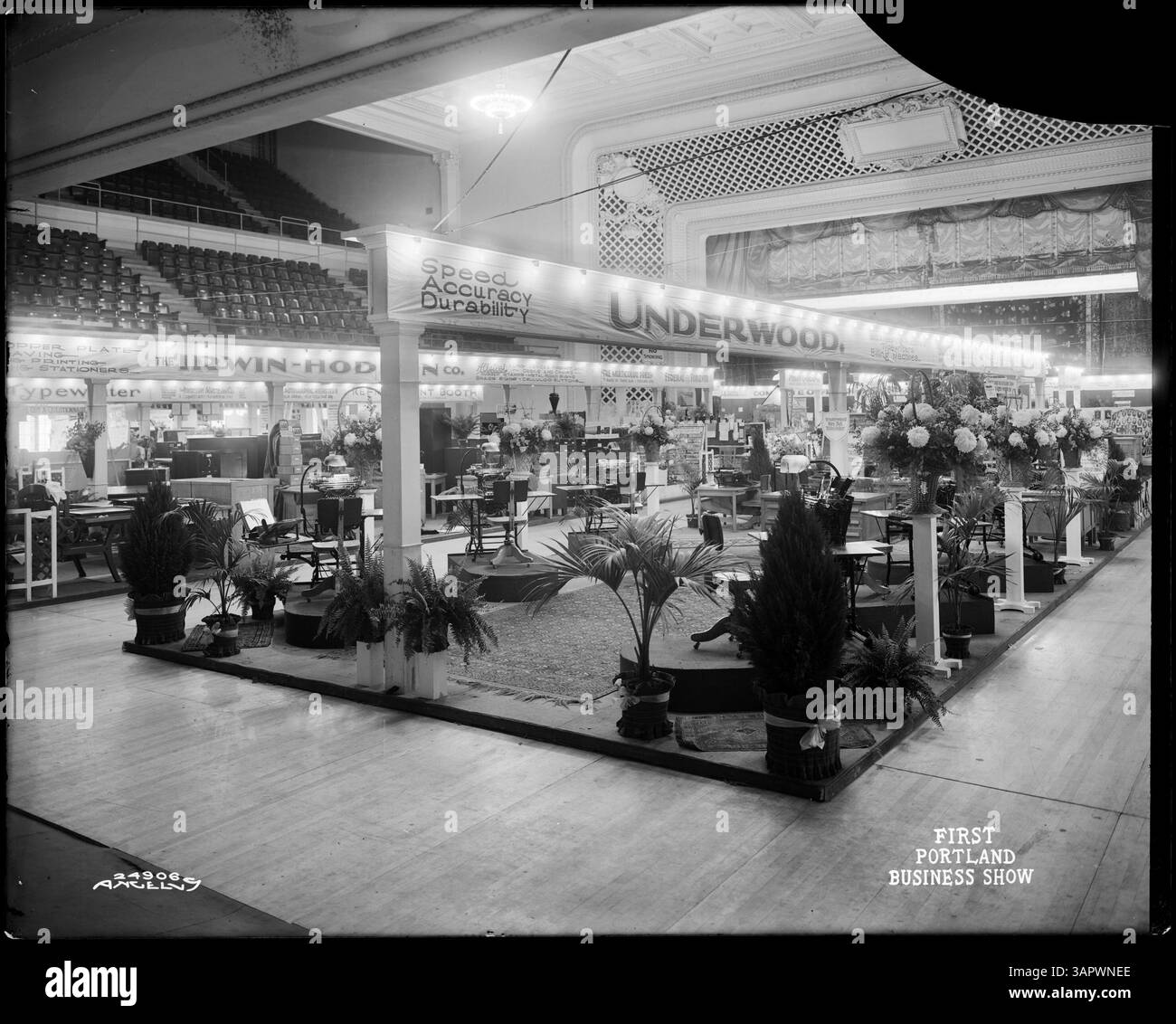 Questa immagine cattura la macchina da scrivere Underwood al primo Portland Business Show, mostrando un momento importante nella storia degli affari e della tecnologia all'inizio del XX secolo. Foto Stock
