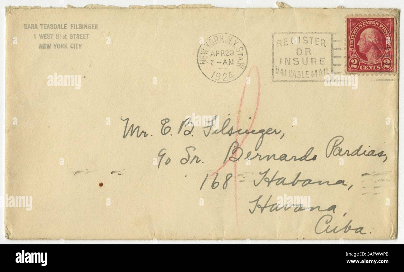 Sara Teasdale Filsinger scrive a Ernst Filsinger del suo pranzo con Zoë Akins, della morte dell'attrice Eleanora Duse e dello sciopero in corso. Menziona la sua speranza che il suo viaggio a Santiago non sia troppo faticoso. La lettera, datata 28 aprile 1924, è firmata e include una busta. Foto Stock