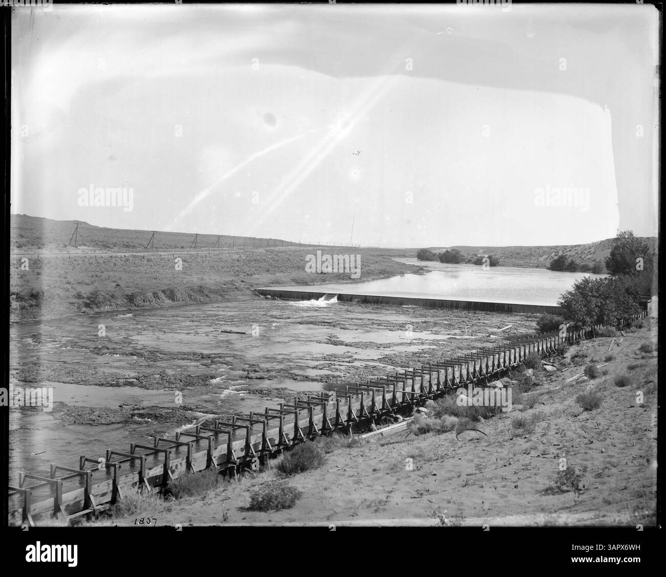 Questa fotografia mostra una diga di irrigazione, un canale e dei versamenti sul fiume Umatilla vicino a Pendleton, illustrando le prime infrastrutture di gestione delle acque della regione. Foto Stock