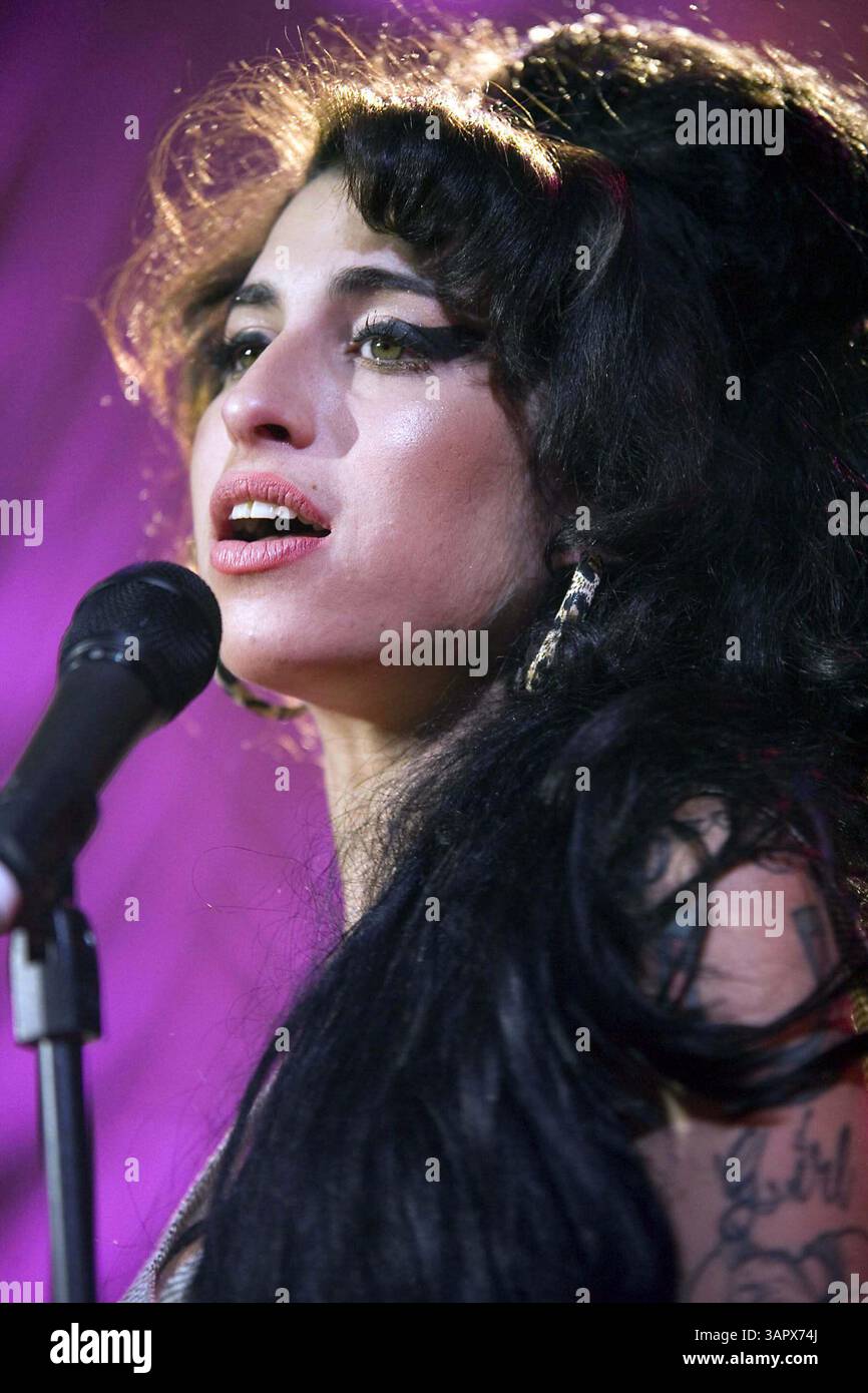 Foto del file: AMY WINEHOUSE, la cantante vincitrice del Grammy, nota tanto per le sue lunghe battaglie con droghe e alcol quanto per la sua incredibile voce soul, è stata trovata morta nella sua casa di Londra. Winehouse ha vinto la fama mondiale con album nel 2003 e nel 2006. NELLA FOTO: 28 maggio 2007 - Londra, Inghilterra, Regno Unito - AMY WINEHOUSE live in concerto al Shepherds Bush Empire. (Immagine di credito: © Amanda Rose/Globe Photos/ZUMAPRESS.com) Foto Stock