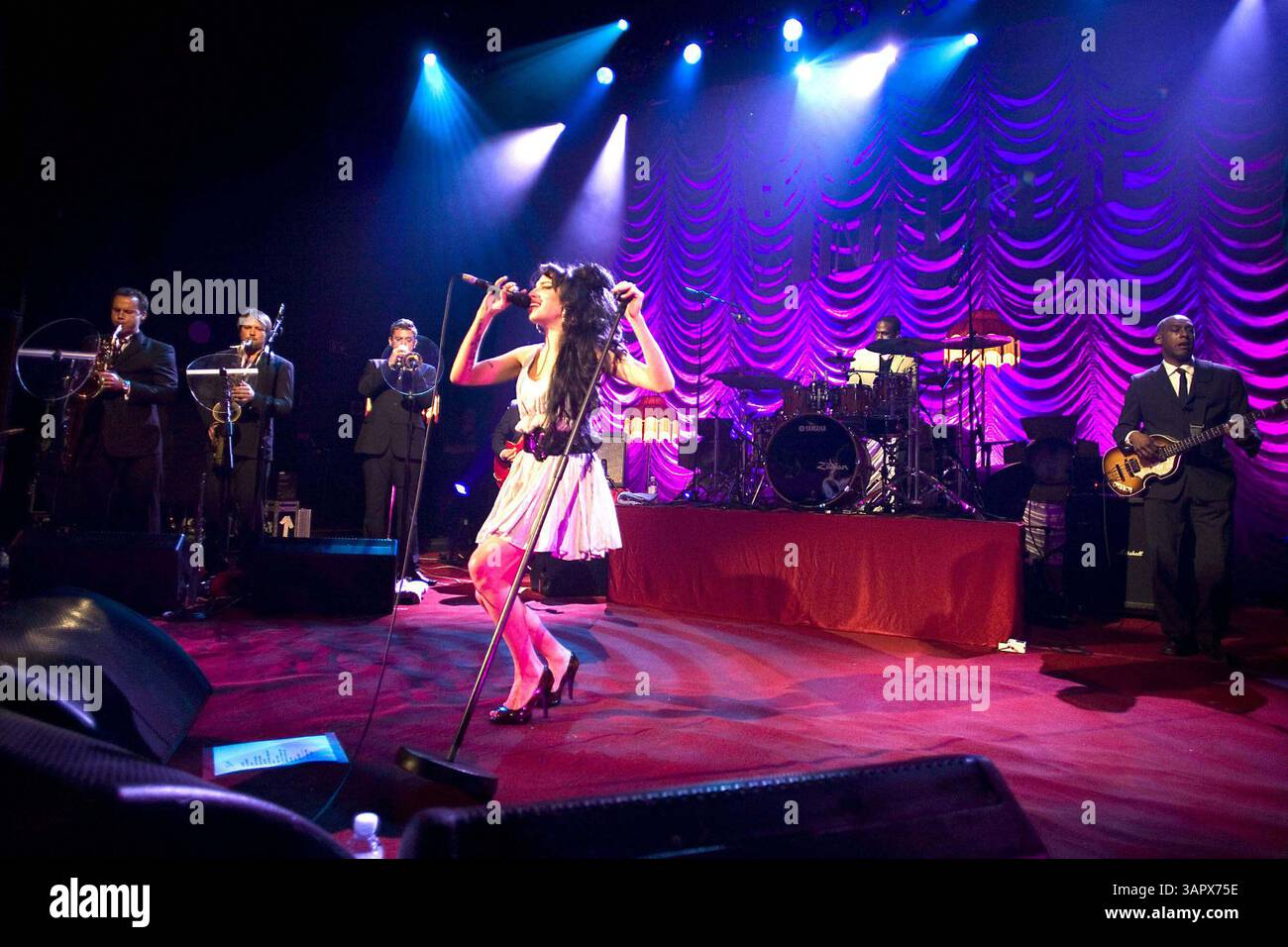 Foto del file: AMY WINEHOUSE, la cantante vincitrice del Grammy, nota tanto per le sue lunghe battaglie con droghe e alcol quanto per la sua incredibile voce soul, è stata trovata morta nella sua casa di Londra sabato. Winehouse ha vinto la fama mondiale con album nel 2003 e nel 2006. NELLA FOTO: 28 maggio 2007 - Londra, Inghilterra, Regno Unito - AMY WINEHOUSE live in concerto al Shepherds Bush Empire. (Immagine di credito: © Amanda Rose/Globe Photos/ZUMAPRESS.com) Foto Stock