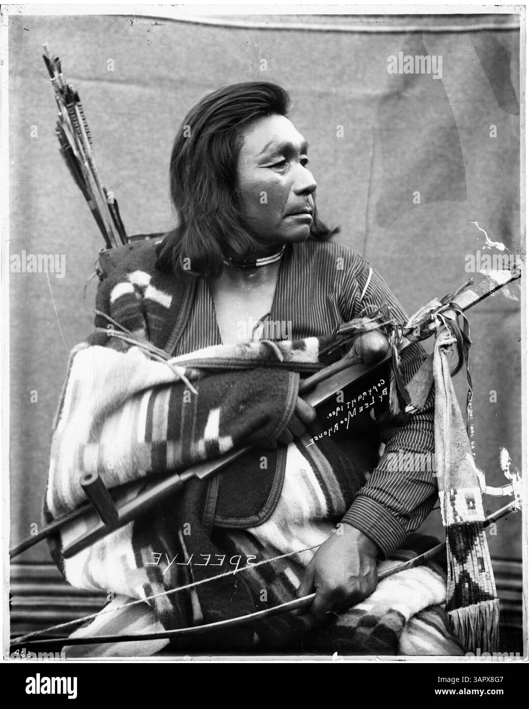 Questa fotografia di Lee Moorhouse mostra Speel-ye, Coyote, di sconosciuta affiliazione tribale, vestito in costume. Fa parte della collezione di fotografie storiche dei nativi americani della University of Oregon Libraries. Foto Stock