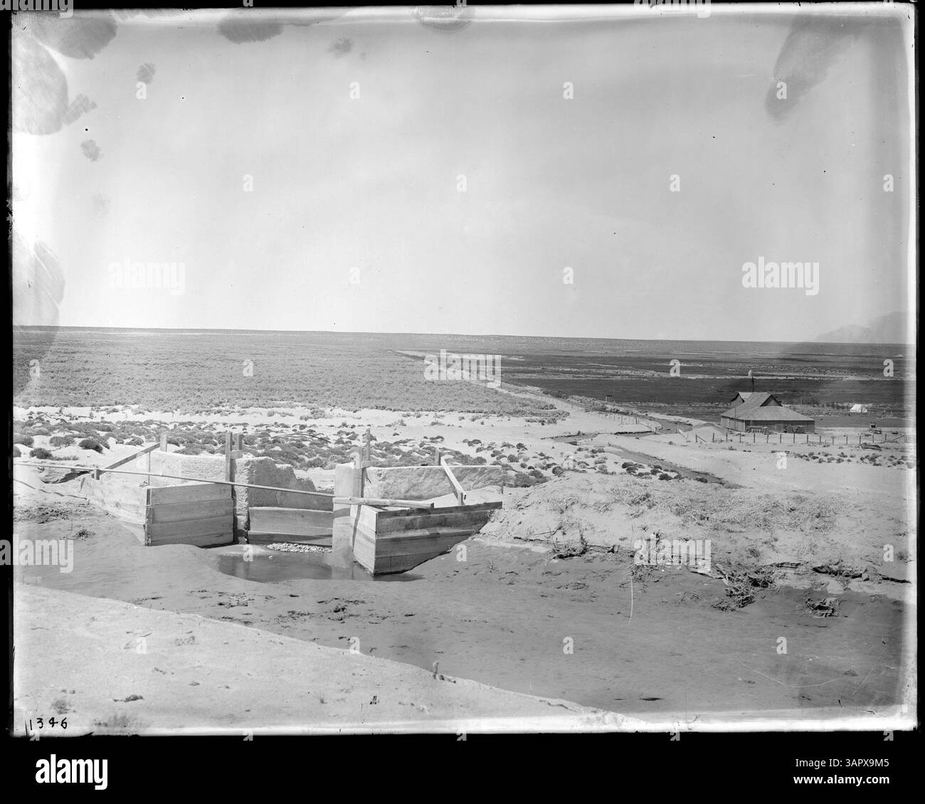 Fotografia di Lee Moorhouse del canale di irrigazione Hinkle, dei canali e delle porte d'acqua vicino a Pendleton. L'immagine raffigura le infrastrutture di irrigazione dei primi anni del XX secolo in un'area rurale. Foto Stock