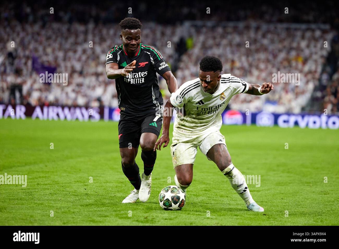 MADRID, SPAGNA - 16 APRILE: Vinicius Junior del Real Madrid compete per il pallone con Bukayo Saka dell'Arsenal FC durante la partita di secondo livello di UEFA Champions League 2024/25 tra il Real Madrid C.F. e l'Arsenal FC all'Estadio Santiago Bernabeu il 16 aprile 2025 a Madrid, Spagna. (Foto di QSP) credito: QSP/Alamy Live News Foto Stock