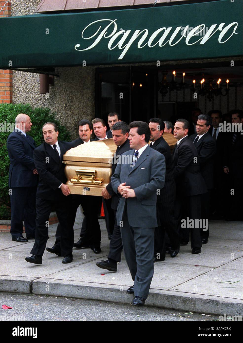 1 GENNAIO 2011 - K25339JK: FUNERALE DI JOHN GOTTI NEL QUEENS NEW YORK. JOHN GOTTI BOSS DELLA MOB DELLA FAMIGLIA GAMBINO FU SEPOLTO ACCANTO AL CORPO DEL FIGLIO DI 12 ANNI FRANK A ST. JOHNS CEMETERY NEL QUEENS, 15/06/02. JOHN KRONDES/ 2002 (immagine di credito: © Globe Photos/ZUMAPRESS.com) Foto Stock
