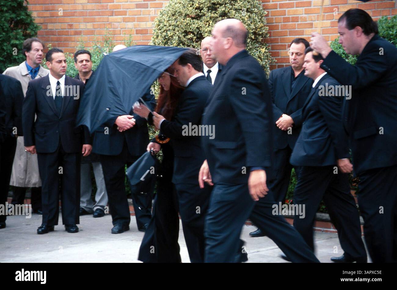 1 GENNAIO 2011 - K25339JK: FUNERALE DI JOHN GOTTI NEL QUEENS NEW YORK. JOHN GOTTI BOSS DELLA MOB DELLA FAMIGLIA GAMBINO FU SEPOLTO ACCANTO AL CORPO DEL FIGLIO DI 12 ANNI FRANK A ST. JOHNS CEMETERY NEL QUEENS 06/15/02. FAMIGLIA DI JOHN GOTTI. JOHN KRONDES/ 2002 (immagine di credito: © Globe Photos/ZUMAPRESS.com) Foto Stock