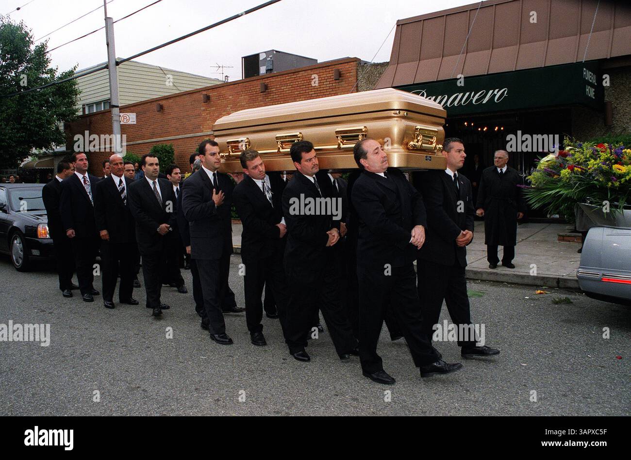 1 GENNAIO 2011 - K25339JK: FUNERALE DI JOHN GOTTI NEL QUEENS NEW YORK. JOHN GOTTI BOSS DELLA MOB DELLA FAMIGLIA GAMBINO FU SEPOLTO ACCANTO AL CORPO DEL FIGLIO DI 12 ANNI FRANK A ST. JOHNS CEMETERY NEL QUEENS, 15/06/02. JOHN KRONDES/ 2002 (immagine di credito: © Globe Photos/ZUMAPRESS.com) Foto Stock