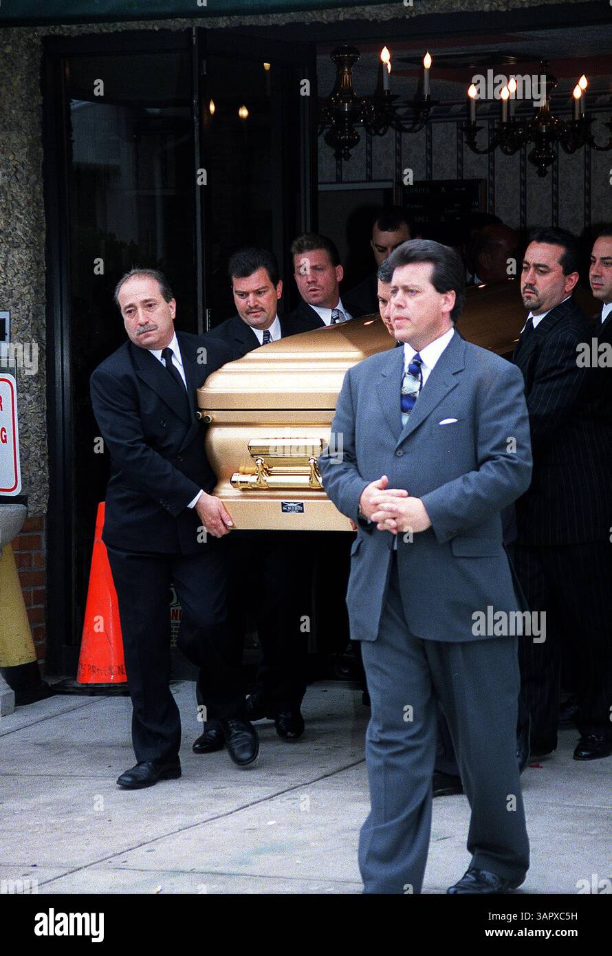 1 GENNAIO 2011 - K25339JK: FUNERALE DI JOHN GOTTI NEL QUEENS NEW YORK. JOHN GOTTI BOSS DELLA MOB DELLA FAMIGLIA GAMBINO FU SEPOLTO ACCANTO AL CORPO DEL FIGLIO DI 12 ANNI FRANK A ST. JOHNS CEMETERY NEL QUEENS, 15/06/02. JOHN KRONDES/ 2002 (immagine di credito: © Globe Photos/ZUMAPRESS.com) Foto Stock