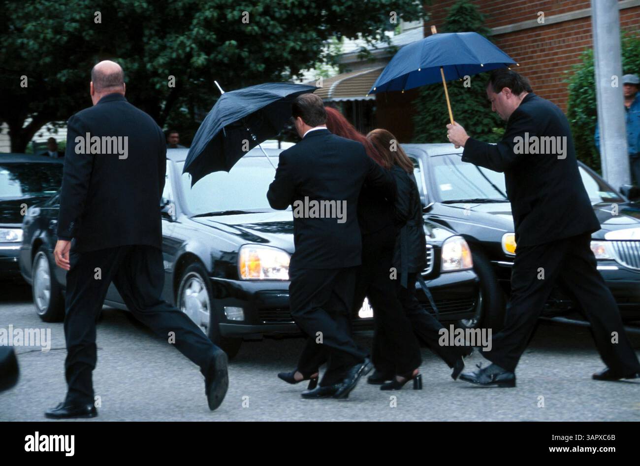 1 GENNAIO 2011 - K25339JK: FUNERALE DI JOHN GOTTI NEL QUEENS NEW YORK. JOHN GOTTI BOSS DELLA MOB DELLA FAMIGLIA GAMBINO FU SEPOLTO ACCANTO AL CORPO DEL FIGLIO DI 12 ANNI FRANK A ST. JOHNS CEMETERY NEL QUEENS 06/15/02. FAMIGLIA DI JOHN GOTTI. JOHN KRONDES/ 2002 (immagine di credito: © Globe Photos/ZUMAPRESS.com) Foto Stock