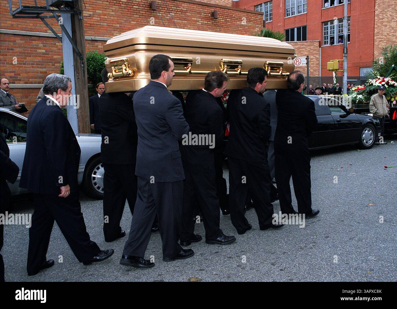 1 GENNAIO 2011 - K25339JK: FUNERALE DI JOHN GOTTI NEL QUEENS NEW YORK. JOHN GOTTI BOSS DELLA MOB DELLA FAMIGLIA GAMBINO FU SEPOLTO ACCANTO AL CORPO DEL FIGLIO DI 12 ANNI FRANK A ST. JOHNS CEMETERY NEL QUEENS, 15/06/02. JOHN KRONDES/ 2002 (immagine di credito: © Globe Photos/ZUMAPRESS.com) Foto Stock