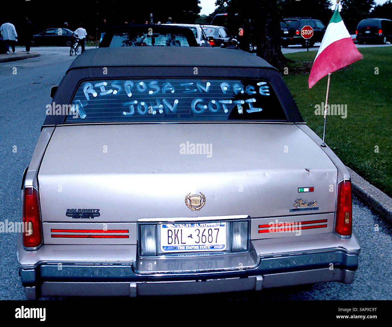 1 GENNAIO 2011 - K25339JK: FUNERALE DI JOHN GOTTI NEL QUEENS NEW YORK. JOHN GOTTI BOSS DELLA MOB DELLA FAMIGLIA GAMBINO FU SEPOLTO ACCANTO AL CORPO DEL FIGLIO DI 12 ANNI FRANK A ST. JOHNS CEMETERY NEL QUEENS 06/15/02.JOHN GOTTI'S SON. JOHN KRONDES/ 2002 (immagine di credito: © Globe Photos/ZUMAPRESS.com) Foto Stock