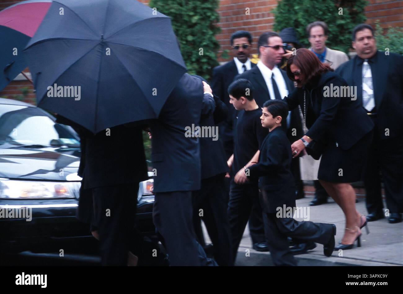 1 GENNAIO 2011 - K25339JK: FUNERALE DI JOHN GOTTI NEL QUEENS NEW YORK. JOHN GOTTI BOSS DELLA MOB DELLA FAMIGLIA GAMBINO FU SEPOLTO ACCANTO AL CORPO DEL FIGLIO DI 12 ANNI FRANK A ST. JOHNS CEMETERY NEL QUEENS 06/15/02. FAMIGLIA DI JOHN GOTTI. JOHN KRONDES/ 2002 (immagine di credito: © Globe Photos/ZUMAPRESS.com) Foto Stock