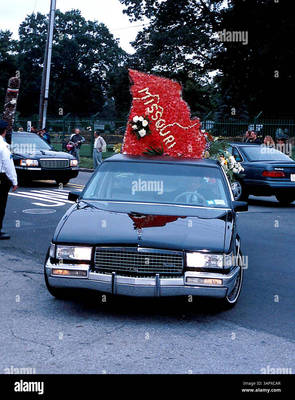 1 GENNAIO 2011 - K25339JK: FUNERALE DI JOHN GOTTI NEL QUEENS NEW YORK. JOHN GOTTI BOSS DELLA MOB DELLA FAMIGLIA GAMBINO FU SEPOLTO ACCANTO AL CORPO DEL FIGLIO DI 12 ANNI FRANK A ST. JOHNS CEMETERY NEL QUEENS 06/15/02.JOHN GOTTI'S SON. JOHN KRONDES/ 2002 (immagine di credito: © Globe Photos/ZUMAPRESS.com) Foto Stock