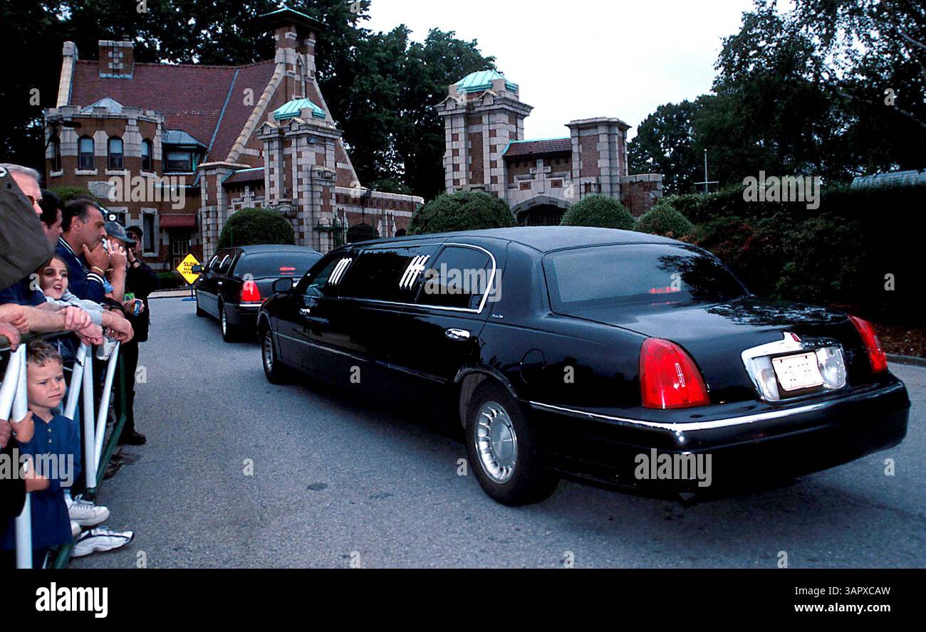 1 GENNAIO 2011 - K25339JK: FUNERALE DI JOHN GOTTI NEL QUEENS NEW YORK. JOHN GOTTI BOSS DELLA MOB DELLA FAMIGLIA GAMBINO FU SEPOLTO ACCANTO AL CORPO DEL FIGLIO DI 12 ANNI FRANK A ST. JOHNS CEMETERY NEL QUEENS 06/15/02.JOHN GOTTI'S SON. JOHN KRONDES/ 2002 (immagine di credito: © Globe Photos/ZUMAPRESS.com) Foto Stock