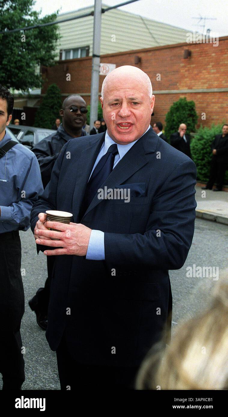 1 GENNAIO 2011 - K25339JK: FUNERALE DI JOHN GOTTI NEL QUEENS NEW YORK. JOHN GOTTI BOSS DELLA MOB DELLA FAMIGLIA GAMBINO FU SEPOLTO ACCANTO AL CORPO DEL FIGLIO DI 12 ANNI FRANK A ST. JOHNS CEMETERY NEL QUEENS 06/15/02.GOTTI AVVOCATO BRUCE CUTLER. JOHN KRONDES/ 2002 (immagine di credito: © Globe Photos/ZUMAPRESS.com) Foto Stock