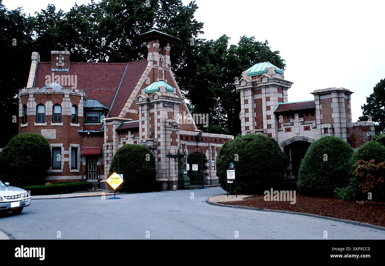 1 GENNAIO 2011 - K25339JK: FUNERALE DI JOHN GOTTI NEL QUEENS NEW YORK. JOHN GOTTI BOSS DELLA MOB DELLA FAMIGLIA GAMBINO FU SEPOLTO ACCANTO AL CORPO DEL FIGLIO DI 12 ANNI FRANK A ST. JOHNS CEMETERY NEL QUEENS 06/15/02.JOHN GOTTI'S SON. JOHN KRONDES/ 2002 (immagine di credito: © Globe Photos/ZUMAPRESS.com) Foto Stock