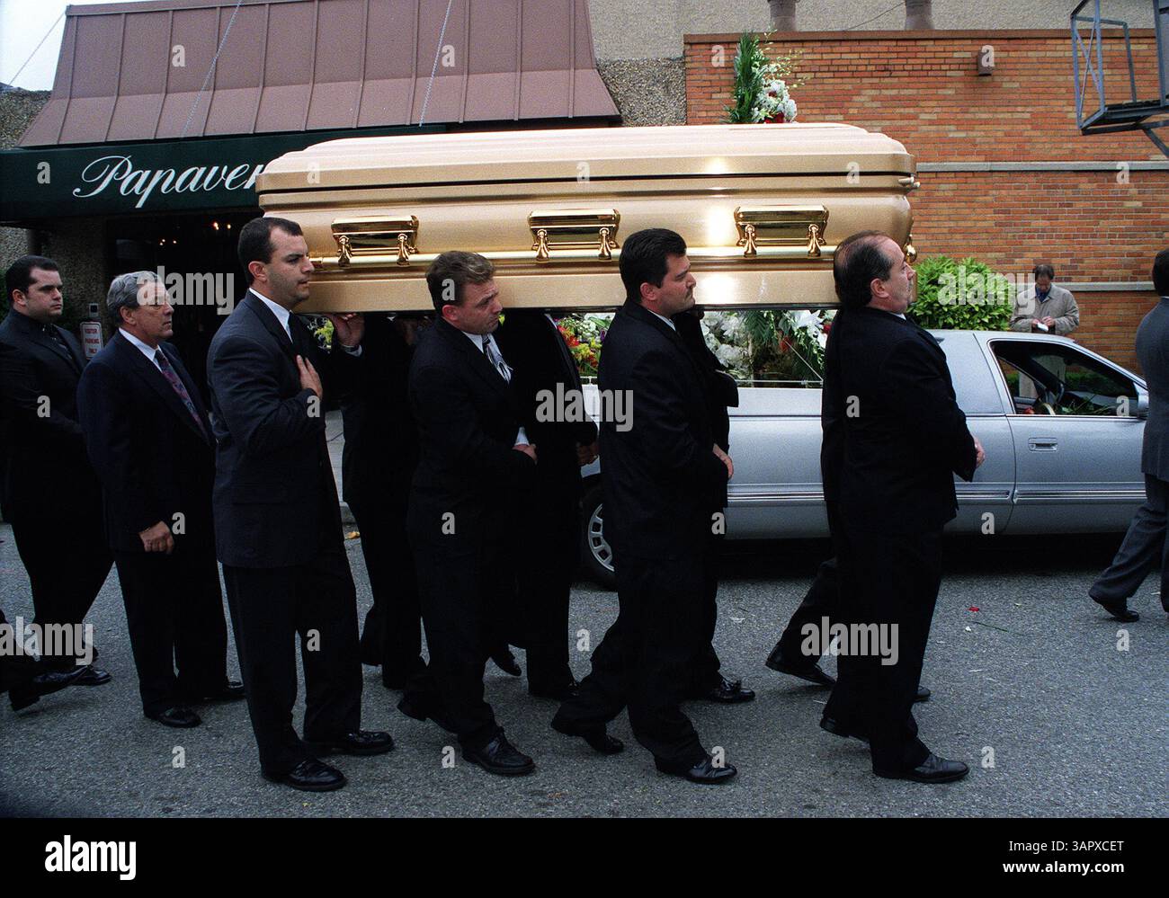 1 GENNAIO 2011 - K25339JK: FUNERALE DI JOHN GOTTI NEL QUEENS NEW YORK. JOHN GOTTI BOSS DELLA MOB DELLA FAMIGLIA GAMBINO FU SEPOLTO ACCANTO AL CORPO DEL FIGLIO DI 12 ANNI FRANK A ST. JOHNS CEMETERY NEL QUEENS, 15/06/02. JOHN KRONDES/ 2002 (immagine di credito: © Globe Photos/ZUMAPRESS.com) Foto Stock