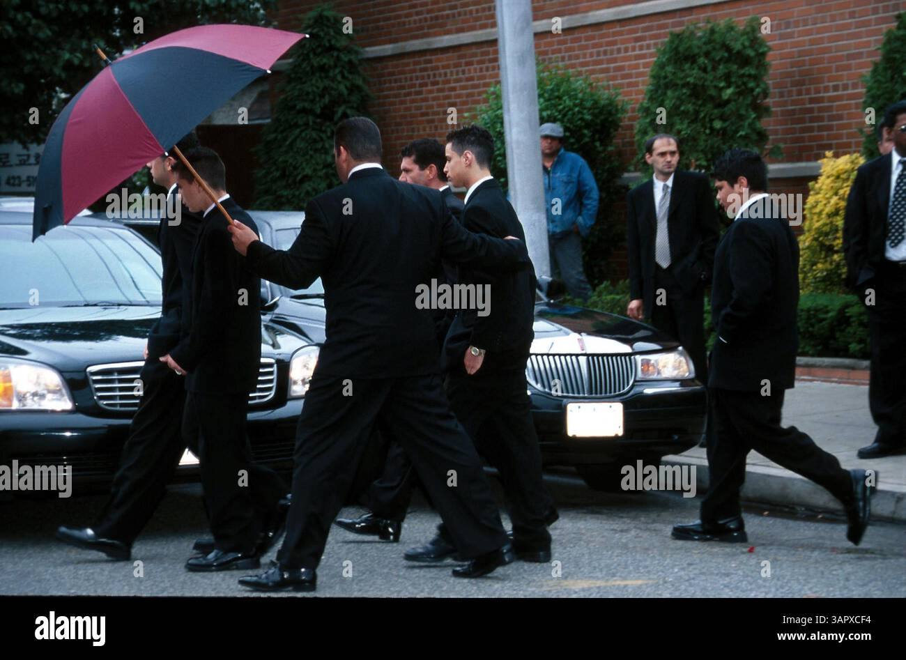 1 GENNAIO 2011 - K25339JK: FUNERALE DI JOHN GOTTI NEL QUEENS NEW YORK. JOHN GOTTI BOSS DELLA MOB DELLA FAMIGLIA GAMBINO FU SEPOLTO ACCANTO AL CORPO DEL FIGLIO DI 12 ANNI FRANK A ST. JOHNS CEMETERY NEL QUEENS 06/15/02. FAMIGLIA DI JOHN GOTTI. JOHN KRONDES/ 2002 (immagine di credito: © Globe Photos/ZUMAPRESS.com) Foto Stock