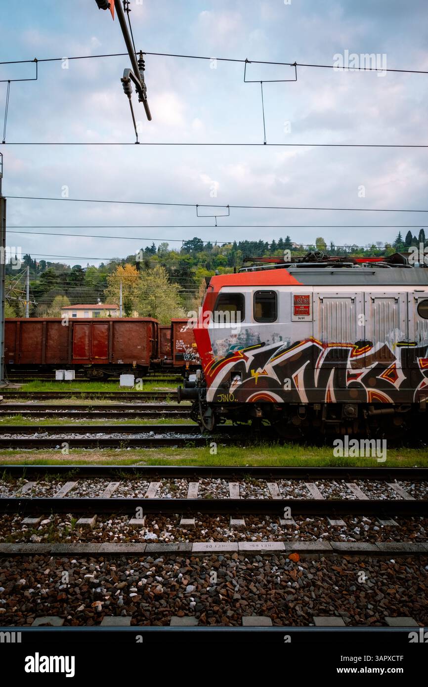 Dettaglio di una locomotiva ricoperta di graffiti in un deposito ferroviario Foto Stock