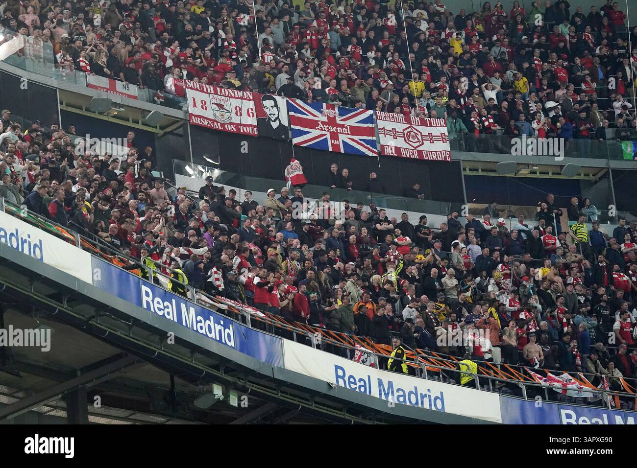 I tifosi dell'Arsenal festeggiano in tribuna dopo i quarti di finale della UEFA Champions League, partita di andata e ritorno al Santiago Bernabeu di Madrid, Spagna. Data foto: Mercoledì 16 aprile 2025. Foto Stock
