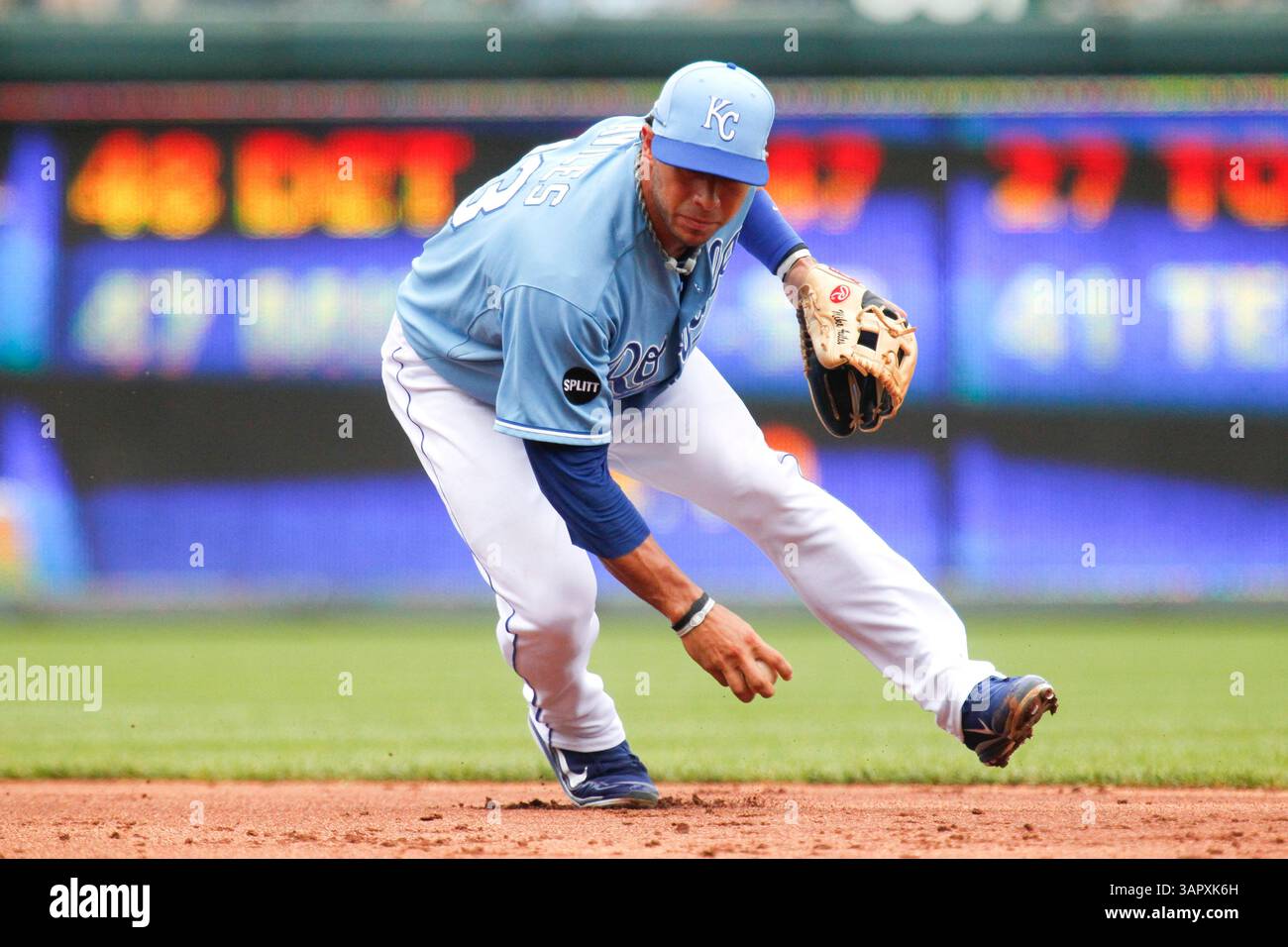 24 luglio 2011: Mike Aviles n. 13 di Kansas City in azione durante la partita MLB tra i Tampa Bay Rays e i Kansas City Royals al Kauffman Stadium di Kansas City, Missouri (Credit Image: © Kyle Rivas/Cal Sport Media/ZUMAPRESS.com) Foto Stock